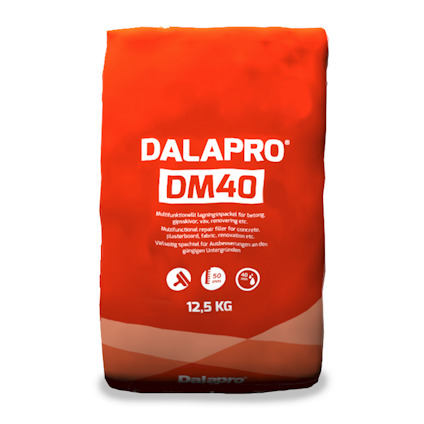 Röd påse med vit text "DALAPRO DM40" och viktangivelse "12,5 KG".