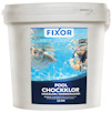 Plastförpackning med etikett "FIXOR POOL CHOCKKLOR SJOKKLOR / SHOKKIKLOORI 2,5 KG" och bild av simmande människor i pool.