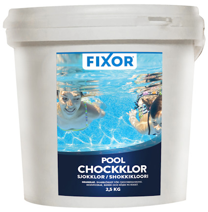 Plastförpackning med etikett "FIXOR POOL CHOCKKLOR SJOKKLOR / SHOKKIKLOORI 2,5 KG" och bild av simmande människor i pool.