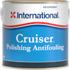 Burk med etikett text: "International AkzoNobel Cruiser Polishing Antifouling," i blått och rött.