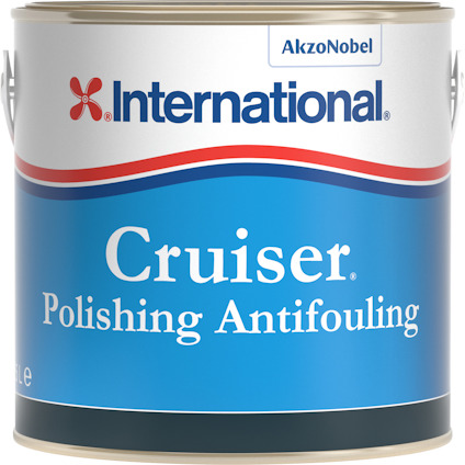 Burk med etikett text: "International AkzoNobel Cruiser Polishing Antifouling," i blått och rött.