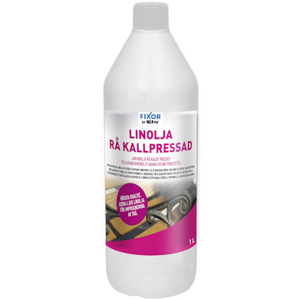 Vit flaska med etikett "LINOLJA RÅ KALLPRESSAD" och motiv av en trädgårdsgrind.
