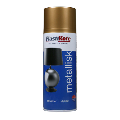 Sprayburk med etikett "PlastiKote Metallic" och bild av en svart bordslampa.