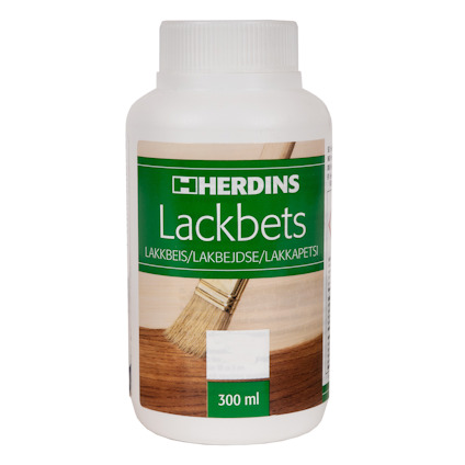Plastflaska med etikett "HERDINS Lackbets", 300 ml, bild på pensel som applicerar bets på träyta.