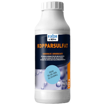Vit plastflaska med blå etikett märkt "Nitor Kopparsulfat". Text på flera språk och molekylillustrationer.