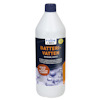 Flaska med etikett "BATTERIVATTEN" samt "FIXOR BY NITOR", grått lock och blå bakgrund.