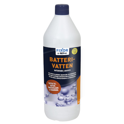 Flaska med etikett "BATTERIVATTEN" samt "FIXOR BY NITOR", grått lock och blå bakgrund.