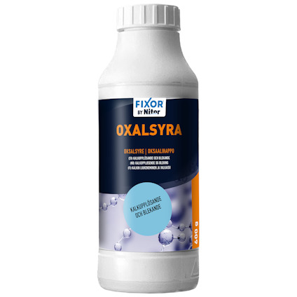 Vit flaska med etikett där det står "Oxalsyra" och "Fixor by Nitor". Innehåller molekylbilder och instruktionstext.