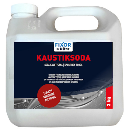 Vit plastbehållare med handtag och röd text "KAUSTIKSODA" på etiketten.
