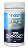 Vit behållare med etikett som visar en simmande person under vatten och texten "FIXOR POOL CHOCKKLOR" samt produktinformation.