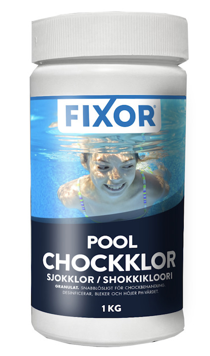 Vit behållare med etikett som visar en simmande person under vatten och texten "FIXOR POOL CHOCKKLOR" samt produktinformation.