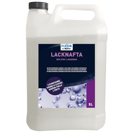 Genomskinlig plastdunk med svart skruvlock och etikett märkt "Lacknafta, 5L" med lila och blå detaljer.