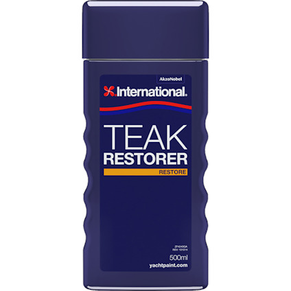 Blå flaska med texten "International Teak Restorer". Kapacitet anges som 500 ml.