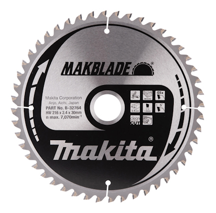 Cirkelsågklinga med tandad kant, Makita-logotyp och text om modell och specifikationer på ytan.
