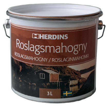Burk med Herdins Roslagsmahogny tjärolja, etikett med landskap och svensk flagga. Rymmer 3 liter.