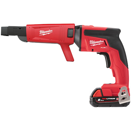 Röd och svart automatisk skruvdragare med varumärket "Milwaukee" synligt på sidan.