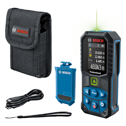 Laseravståndsmätare Bosch Professional med skärm, grön laserlinje, svart fodral, handledsrem och USB-kabel.
