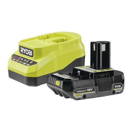 Batteriladdare och ett 18V lithiumbatteri från Ryobi, modell One+, placerade bredvid varandra.