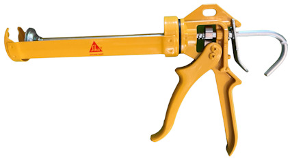 Gul fogpistol med triggerhandtag och metallstång, märkt med Sika-logotyp.