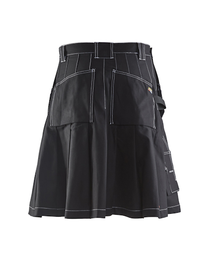 Svart arbetskjol med vita sömmar och flera fickor framtill.