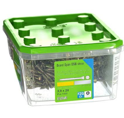 En genomskinlig plastlåda med grönt lock, innehållande skruvar. Etikett med texten "Board Span OSB skruv".
