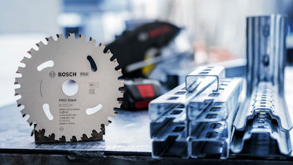 Cirkelsågklinga från Bosch bredvid metallprofiler på en arbetsbänk.
