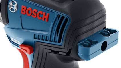 Blå och svart Bosch elverktyg med röd logotyp och blått fäste på sidan.