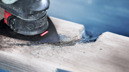 Elektrisk slipmaskin från Bosch används på träyta.