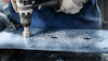 Borrare borrar hål i metallplåt, metallspån sprids runt.