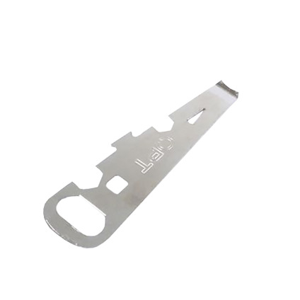 Metallisk öppnare med en platt design och en inbyggd flaskkapselöppnare och konserverburksöppnare.