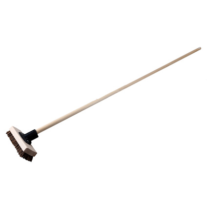 Utomhusborste med trähandtag och mörka borst i vinklad hållare.