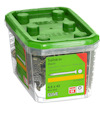 Plastförpackning med grönt lock innehållande 250 stycken terrasskruvar, 4,5 x 42 mm, från märket ESSVE. Art.nr 648542.
