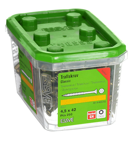 Plastförpackning med grönt lock innehållande 250 stycken terrasskruvar, 4,5 x 42 mm, från märket ESSVE. Art.nr 648542.