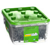 Plastbehållare med grönt lock innehållande gipsskruvar. Etikett: "Hard Drywall screw, Phosphated, 3.9 x 45, 900 st".