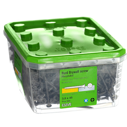 Plastbehållare med grönt lock innehållande gipsskruvar. Etikett: "Hard Drywall screw, Phosphated, 3.9 x 45, 900 st".