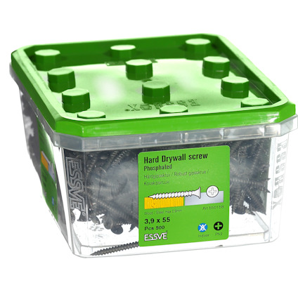 En genomskinlig plastlåda med grönt lock, innehållande 500 fosfaterade gipsskruvar, storlek 3,9x55 mm.