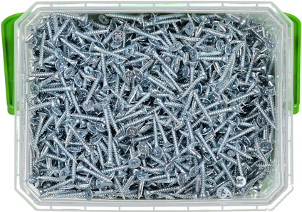 En plastlåda fylld med många metallskruvar.