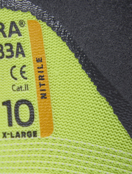 Gul handske med text: "A3B3A", "Cat.II", "10 X-LARGE", "NITRILE", CE-märkning.