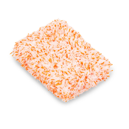 Orange och vit mikrofibertvättduk med texturerad yta, liggande mot en vit bakgrund.
