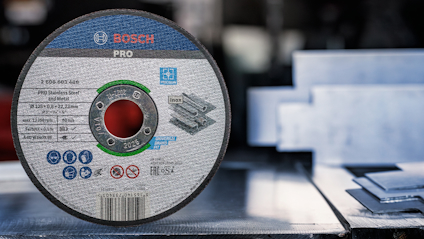 Slipskiva med Bosch-logotyp, specifikationer och piktogram synliga på etiketten.