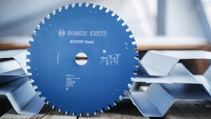 Rund blå sågklinga med texten "Bosch Expert Steel" bredvid metallbalkar i bakgrunden.