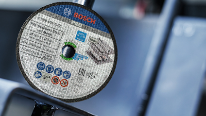 Rund Bosch-slitsskiva med etikett som visar specifikationer och certifieringar.