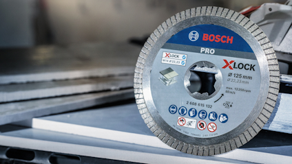 Bosch X-Lock kapskiva, PRO 125 mm diameter, visas på en stapel av skivor.