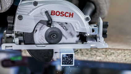 Cirkelsåg från Bosch som skär genom trä, med gnistor som flyger.