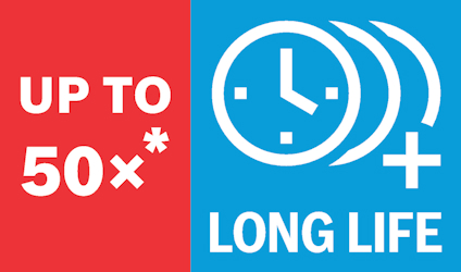 Röd och blå etikett med texten "UP TO 50x* LONG LIFE" och symboler för en klocka och en cirkel med plustecken.