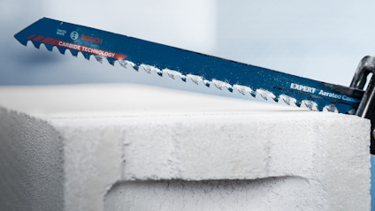 Blå sågblad med tänder skär genom en vit betongblock. Text "BOSCH", "EXPERT" och "Carbide Technology".