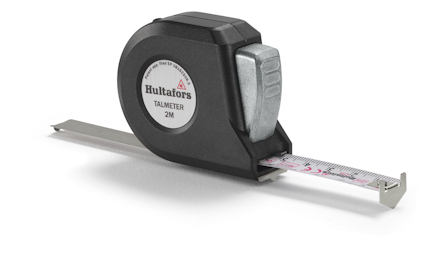 Svart mätband med silverfärgad knapp och utdragen vit mätlinjal. Texten "Hultafors Talmeter 2M" syns på sidan.