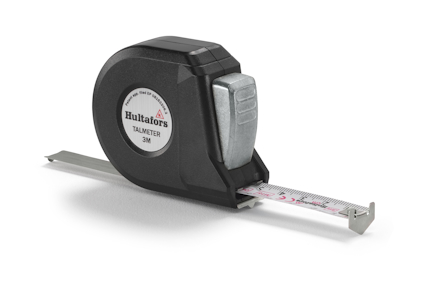 Mörk måttband med metallisk detalj och vit etikett där det står "Hultafors Talmeter 3M". Bandet är delvis utdraget.