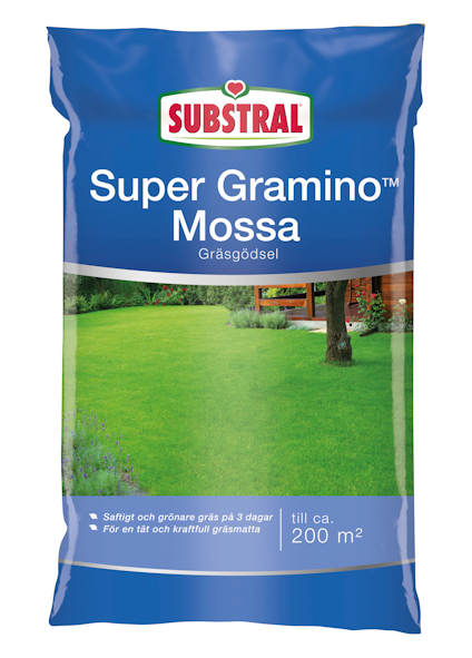 Förpackning av Substral Super Gramino Mossa gräsgödsel på blå bakgrund med en grön gräsmatta och trähus i bakgrunden.