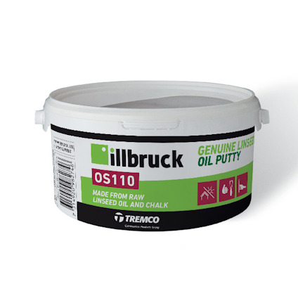 Vit plastburk med etiketten "illbruck OS110 Genuine Linseed Oil Putty". Burken har en vit och röd design med grön text.